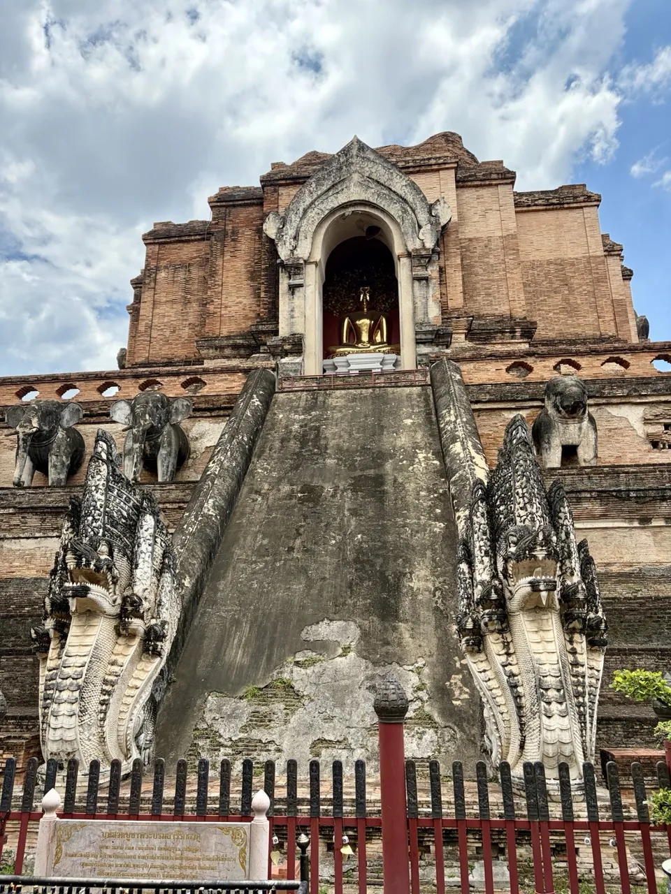 Wat Chedi Luang, the collapsed chedi