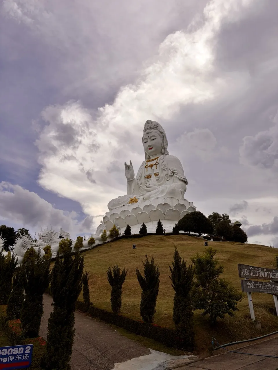The giant statue at Wat Huay Pla Kang
